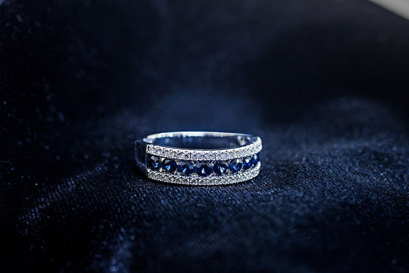 Round blue sapphire band between two rows of pavé diamonds in 14K white gold